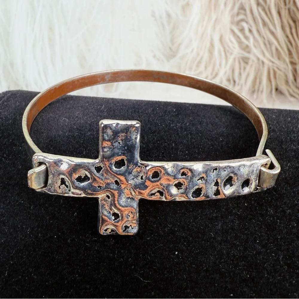 Vintage aged, Silvertone hammered cross bangle bracelet